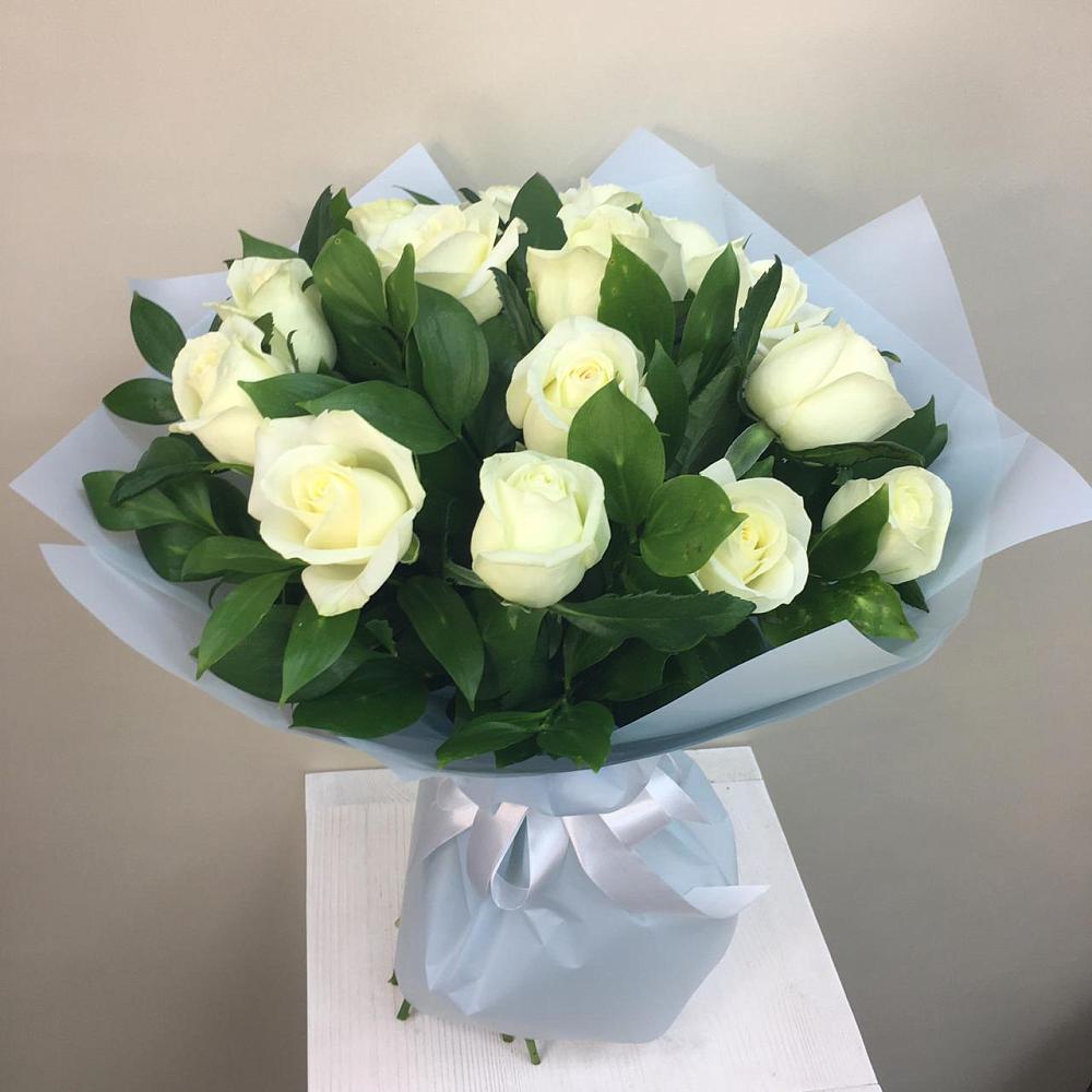Букет 15 Белых роз Проуд в Троицком Омской области