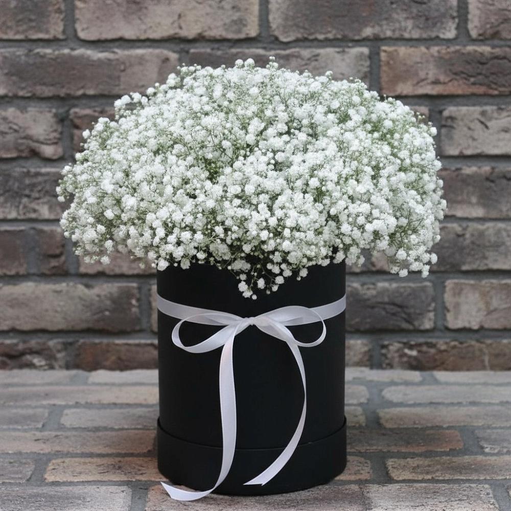 Цветочная композиция из Гипсофила в шляпной коробке в Троицком Омской области