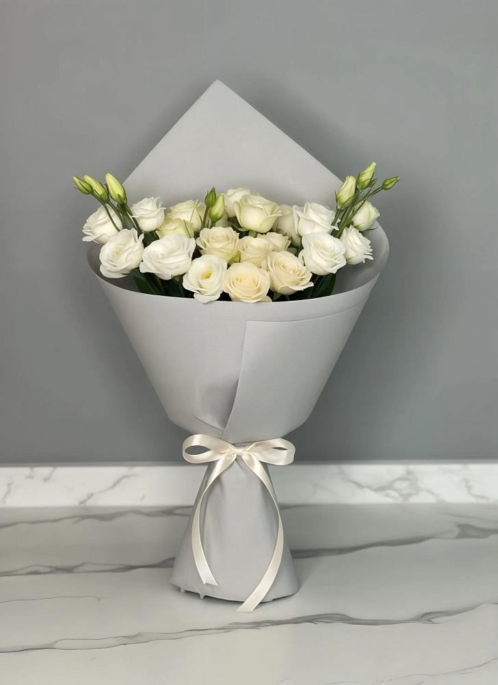 Букет цветов из: Розы и Лизиантусы в Троицком Омской области