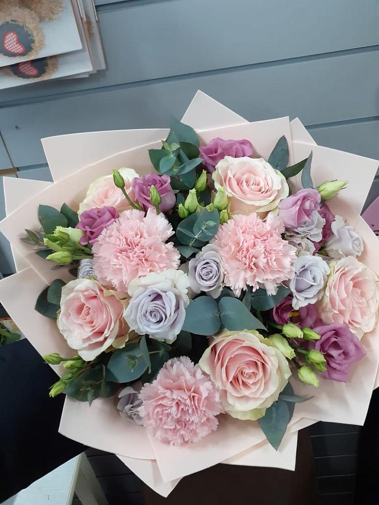 Букет цветов из: Розы, Гвоздики и Лизиантусы в Троицком Омской области