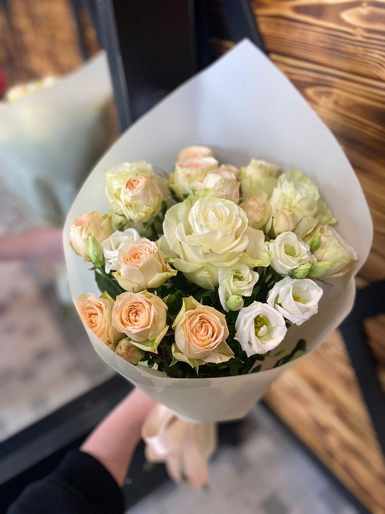 Букет цветов из: Розы и Лизиантусы в Троицком Омской области